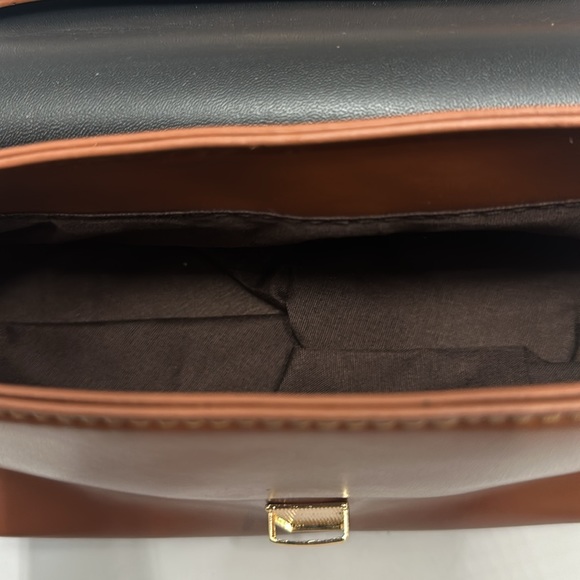 Classic and chic, this light brown baguette bag - Picture 12 of 12